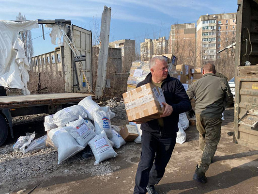 «Единая Россия» передала очередную партию гуманитарную помощь жителям ЛНР